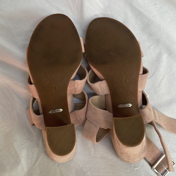 Vionic Heels - Picture 3 of 5